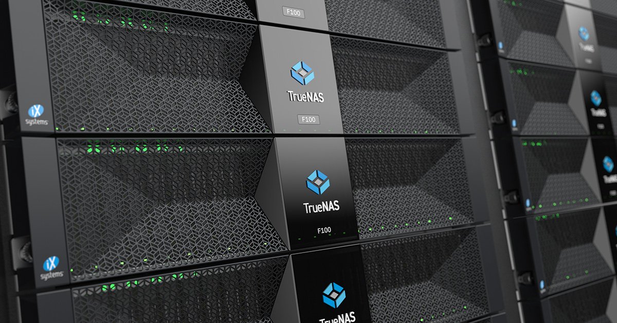 Equipamentos TrueNAS em rack representando armazenamento em rede
