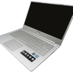 Notebook aberto com módulos de memória e armazenamento, ilustrando alta de preços de RAM e SSD